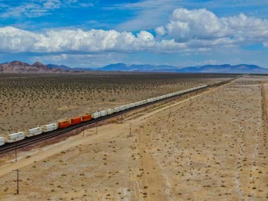 Kargo lokomotif demiryolu motoru Arizona çöl vahşi geçiş. Çölden geçen yük treni. Abd