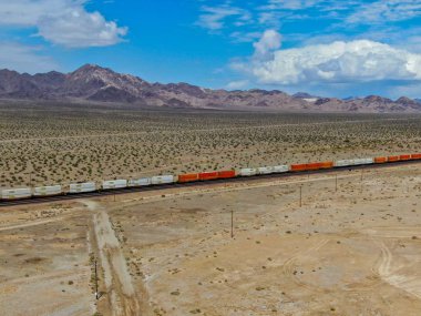 Kargo lokomotif demiryolu motoru Arizona çöl vahşi geçiş. Çölden geçen yük treni. Abd