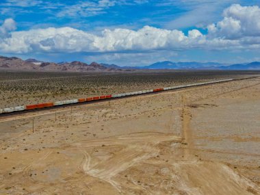 Kargo lokomotif demiryolu motoru Arizona çöl vahşi geçiş. Çölden geçen yük treni. Abd