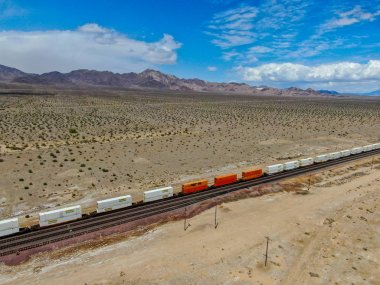 Kargo lokomotif demiryolu motoru Arizona çöl vahşi geçiş. Çölden geçen yük treni. Abd