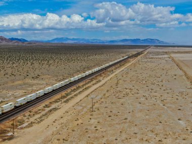Kargo lokomotif demiryolu motoru Arizona çöl vahşi geçiş. Çölden geçen yük treni. Abd