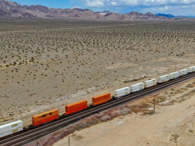 Kargo lokomotif demiryolu motoru Arizona çöl vahşi geçiş. Çölden geçen yük treni. Abd