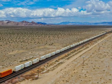Kargo lokomotif demiryolu motoru Arizona çöl vahşi geçiş. Çölden geçen yük treni. Abd
