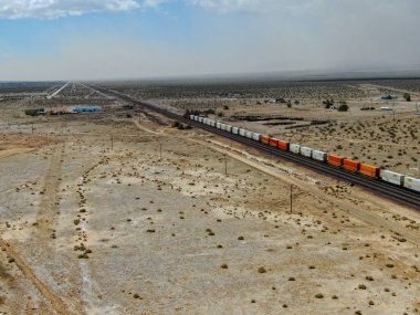 Kargo lokomotif demiryolu motoru Arizona çöl vahşi geçiş. Çölden geçen yük treni. Abd