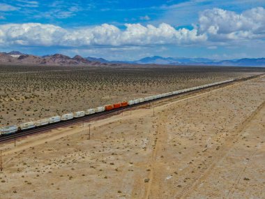 Kargo lokomotif demiryolu motoru Arizona çöl vahşi geçiş. Çölden geçen yük treni. Abd