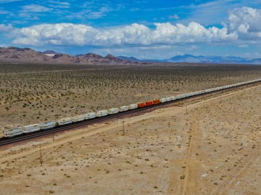 Kargo lokomotif demiryolu motoru Arizona çöl vahşi geçiş. Çölden geçen yük treni. Abd