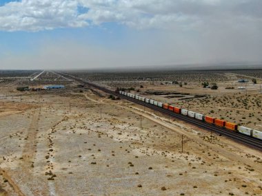 Kargo lokomotif demiryolu motoru Arizona çöl vahşi geçiş. Çölden geçen yük treni. Abd