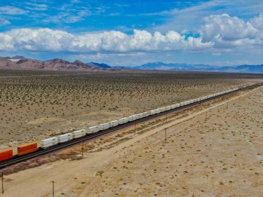 Kargo lokomotif demiryolu motoru Arizona çöl vahşi geçiş. Çölden geçen yük treni. Abd