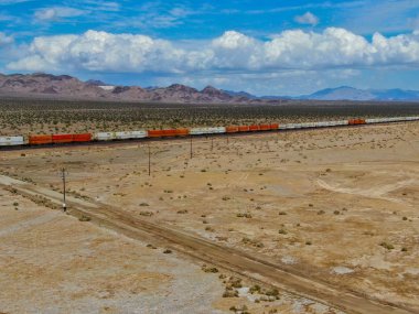 Kargo lokomotif demiryolu motoru Arizona çöl vahşi geçiş. Çölden geçen yük treni. Abd
