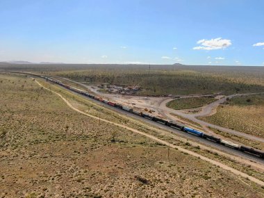 Kargo lokomotif demiryolu motoru Arizona çöl vahşi geçiş. Çölden geçen yük treni. Abd
