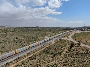 Kargo lokomotif demiryolu motoru Arizona çöl vahşi geçiş. Çölden geçen yük treni. Abd