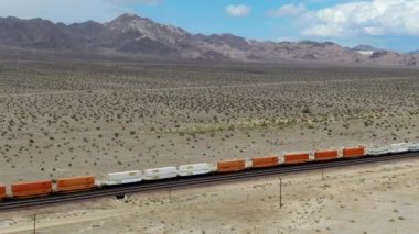 Kargo lokomotif demiryolu motoru Arizona çöl vahşi geçiş. Çölden geçen yük treni. Arizona, Amerika Birleşik Devletleri. 