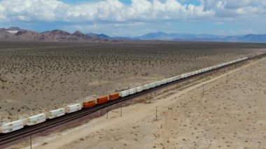 Kargo lokomotif demiryolu motoru Arizona çöl vahşi geçiş. Çölden geçen yük treni. Arizona, Amerika Birleşik Devletleri. 