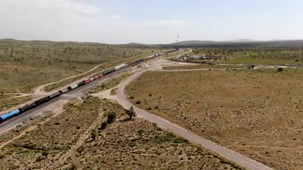 Cargo Lokomotywy Kolejowe Przejazd Przez Arizona Pustynia Pustyni Pociąg Towarowy — Wideo stockowe