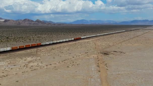 Cargo Locomotive Railroad Engine Crossing Arizona Desert Wilderness Freight Train — Stock Video