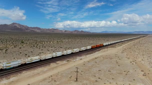 Carga Locomotiva Motor Ferroviário Atravessando Deserto Deserto Arizona Comboio Carga — Vídeo de Stock