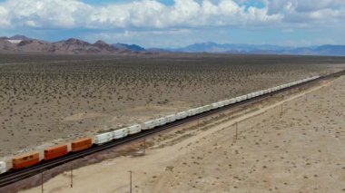 Kargo lokomotif demiryolu motoru Arizona çöl vahşi geçiş. Çölden geçen yük treni. Arizona, Amerika Birleşik Devletleri. 