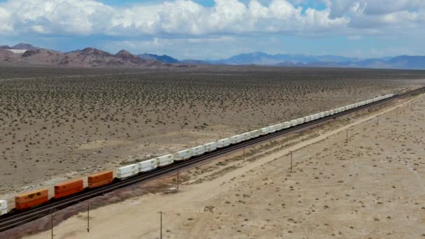 Carga Locomotiva Motor Ferroviário Atravessando Deserto Deserto Arizona Comboio Carga — Vídeo de Stock