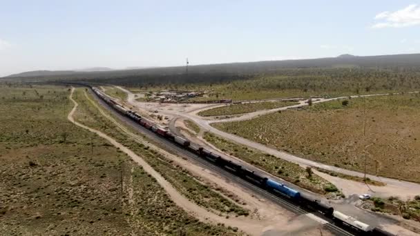 Motore Ferroviario Locomotiva Carico Che Attraversa Deserto Dell Arizona Treno — Video Stock
