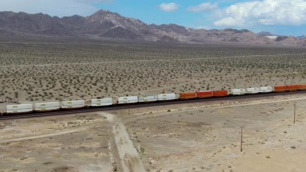 Motore Ferroviario Locomotiva Carico Che Attraversa Deserto Dell Arizona Treno — Video Stock