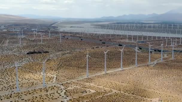 Widok Lotu Ptaka Turbin Wiatrowych Wytwarzających Energię Elektryczną Ogromna Tablica — Wideo stockowe