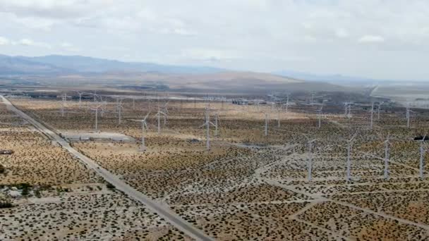 発電する風力タービンの航空写真 パームスプリングスの風力発電所 カリフォルニア州 アメリカ合衆国の砂漠に広がる巨大な風力タービンの巨大な配列 — ストック動画