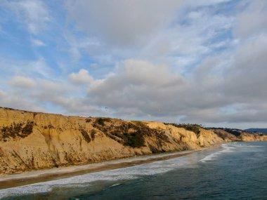 Sarı kumtaşı kayalıklar ve dalgalar gün batımı sırasında plaj acele ile Pasifik kıyı şeridihavadan görünümü. Black Beach, Torrey Pines State Natural Reserve, San Diego, Kaliforniya, Amerika Birleşik Devletleri