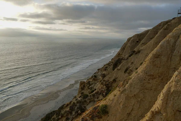 黄色い砂岩の崖と波が日没時にビーチを急いで太平洋の海岸線の航空写真 ブラックビーチ トーリーパインズ州自然保護区 サンディエゴ カリフォルニア アメリカ — ストック写真