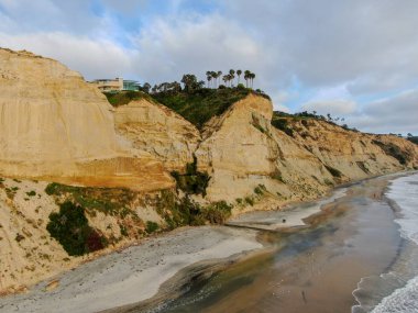Sarı kumtaşı kayalıklar ve dalgalar gün batımı sırasında plaj acele ile Pasifik kıyı şeridihavadan görünümü. Black Beach, Torrey Pines State Natural Reserve, San Diego, Kaliforniya, Amerika Birleşik Devletleri