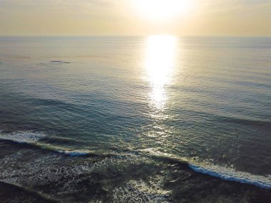 Sörfçü gün batımı sırasında dalgalar zevk, Laguna Hills, Orange County, Kaliforniya. Ekstrem spor konsepti