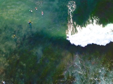 Laguna Hills Beach, Orange County, California, Abd'de dalganın tadını çıkaran Surfer'ın havadan görünümü.