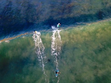 Laguna Hills Beach, Orange County, California, Abd'de dalganın tadını çıkaran Surfer'ın havadan görünümü.