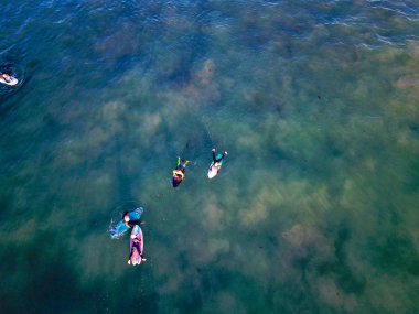 Laguna Hills Beach, Orange County, California, Abd'de dalganın tadını çıkaran Surfer'ın havadan görünümü.