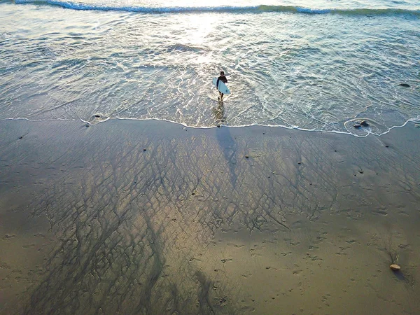 Vista Aérea Surfista Saindo Mar Durante Pôr Sol Laguna Hills — Fotografia de Stock