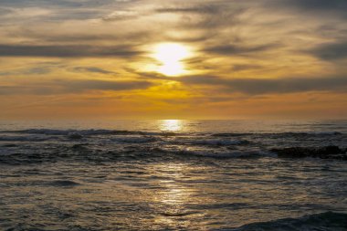 Deniz üzerinde güzel renkli gün batımı, alacakaranlık zaman bulutlu gökyüzü ve deniz yansıması. in La Jolla, San Diego, Kaliforniya, Amerika Birleşik Devletleri