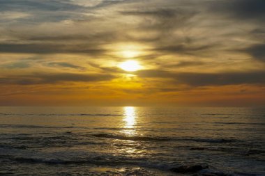 Deniz üzerinde güzel renkli gün batımı, alacakaranlık zaman bulutlu gökyüzü ve deniz yansıması. in La Jolla, San Diego, Kaliforniya, Amerika Birleşik Devletleri