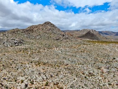 Joshua Tree Milli Parkı'nın havadan görünümü. Güneydoğu Kaliforniya'daki Amerikan Milli Parkı. Kurak çölün panoramik manzarası.