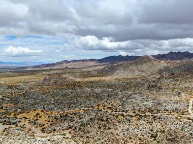 Joshua Tree Milli Parkı'nın havadan görünümü. Güneydoğu Kaliforniya'daki Amerikan Milli Parkı. Kurak çölün panoramik manzarası.