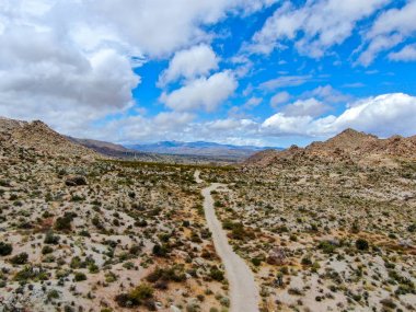 Kurak çöldeki boş toprak yolun havadan görünümü. Çölde off road. Joshua Tree Milli Parkı. Güneydoğu Kaliforniya'daki Amerikan ulusal parkı, ABD.