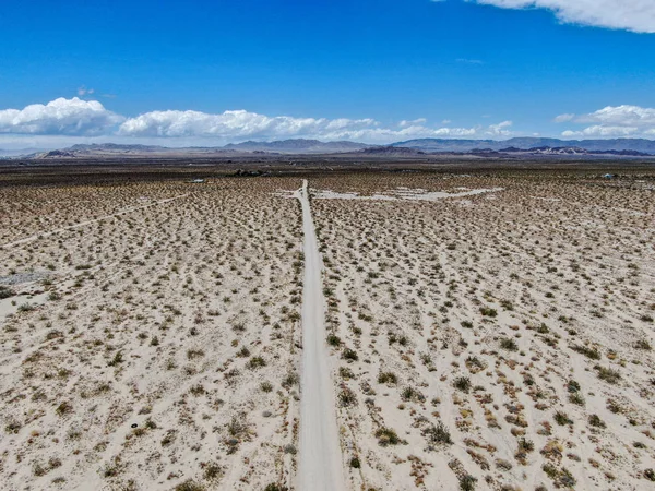 Kurak çöldeki boş toprak yolun havadan görünümü. Çölde off road. Joshua Tree Milli Parkı. Güneydoğu Kaliforniya'daki Amerikan ulusal parkı, ABD.