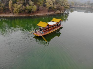 Mountain Resort (Unesco Dünya Mirası) İmparatorluk Yaz Sarayı içinde göl üzerinde eski Çin tekne havadan görünümü. Chengde. Çin. Çin eski eski tarzı tekne.