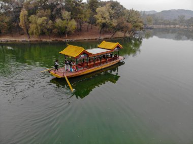 Mountain Resort (Unesco Dünya Mirası) İmparatorluk Yaz Sarayı içinde göl üzerinde eski Çin tekne havadan görünümü. Chengde. Çin. Çin eski eski tarzı tekne.