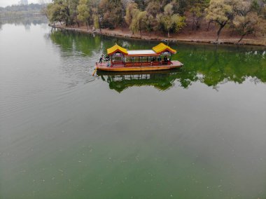 Mountain Resort (Unesco Dünya Mirası) İmparatorluk Yaz Sarayı içinde göl üzerinde eski Çin tekne havadan görünümü. Chengde. Çin. Çin eski eski tarzı tekne.