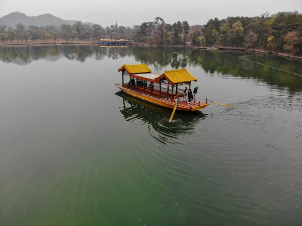 マウンテンリゾート ユネスコ世界遺産 の皇居内の湖に古い中国のボートの航空写真 中国の古代スタイルのボート — ストック写真