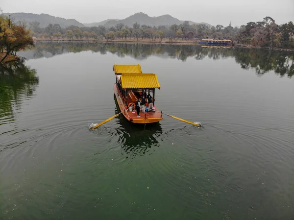 Mountain Resort (Unesco Dünya Mirası) İmparatorluk Yaz Sarayı içinde göl üzerinde eski Çin tekne havadan görünümü. Chengde. Çin. Çin eski eski tarzı tekne.