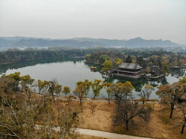 Vista Aérea Pequenos Pavilhões Lado Lago Dentro Palácio Imperial Verão — Fotografia de Stock