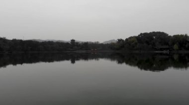 Chengde Mountain Resort İmparatorluk Yaz Sarayı içinde göl yanında küçük pavyonlar havadan görünümü. Çin. Göl ve eski tarz tekne ile Çin antik bina. Unesco Dünya Mirası.