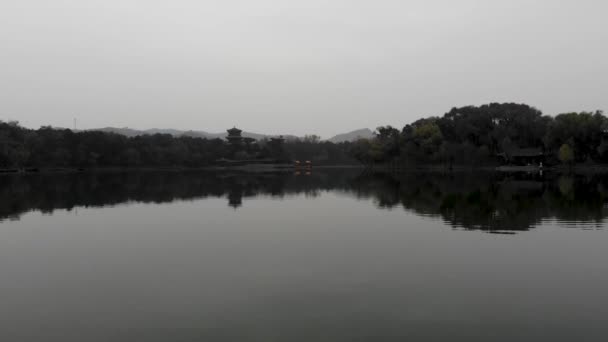 Vista Aérea Pequenos Pavilhões Lado Lago Dentro Palácio Imperial Verão — Vídeo de Stock