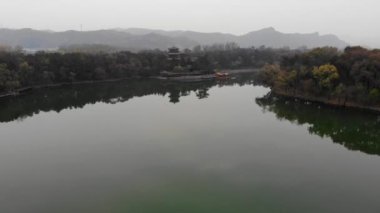 Chengde Mountain Resort İmparatorluk Yaz Sarayı içinde göl yanında küçük pavyonlar havadan görünümü. Çin. Göl ve eski tarz tekne ile Çin antik bina. Unesco Dünya Mirası.