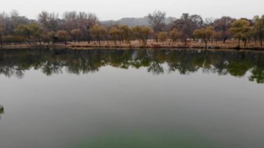Chengde Mountain Resort Imperial Yaz Sarayı içinde yağmur olmadan büyük sıcak yaz sezonu ndan sonra arka planda göl, sarı kuru çim arazi, koyu ağaçlar ve dağ havadan görünümü. Çin